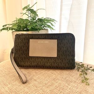 MICHAEL KORS wristlet perfect condition